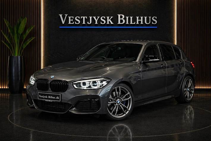 Grå BMW M140i fra 2017