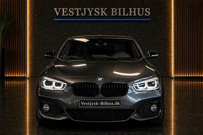Grå BMW M140i fra 2017