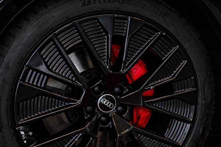 Rød Audi Q8 e-tron fra 2023