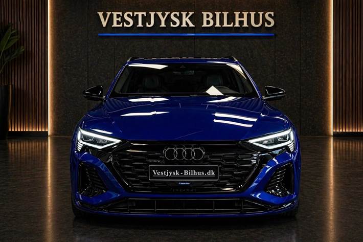 Blå Audi Q8 e-tron fra 2024