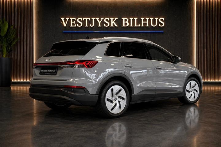 Gul Audi Q4 e-tron fra 2022