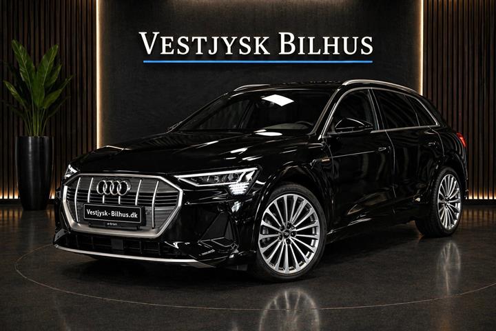 Sort Audi e-tron fra 2022 set udefra