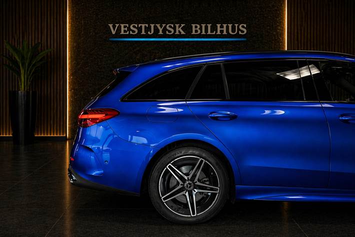 Blå Mercedes C300 e fra 2023