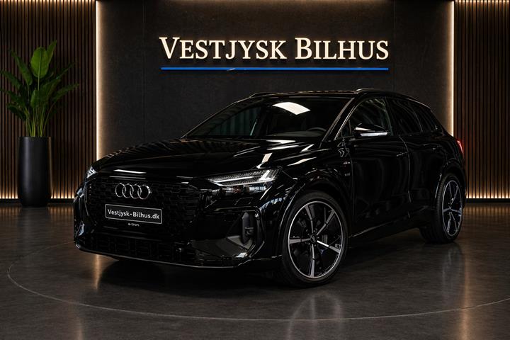 Sort Audi Q4 e-tron fra 2023 set udefra