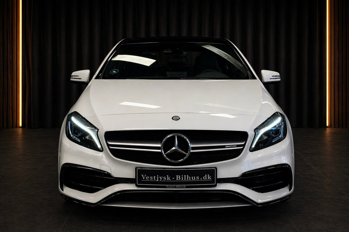 Hvid Mercedes A45 fra 2016 set udefra