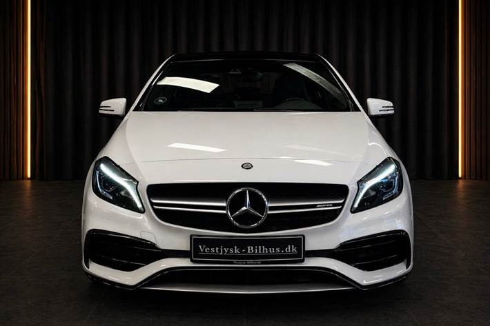 Hvid Mercedes A45 fra 2016 set udefra