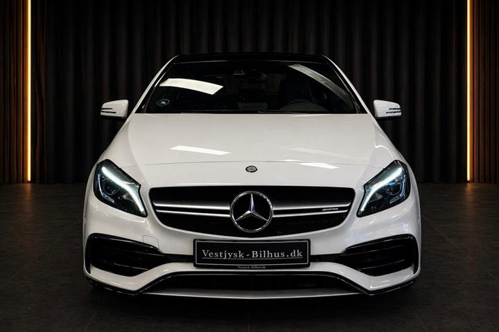 Hvid Mercedes A45 fra 2016 set udefra