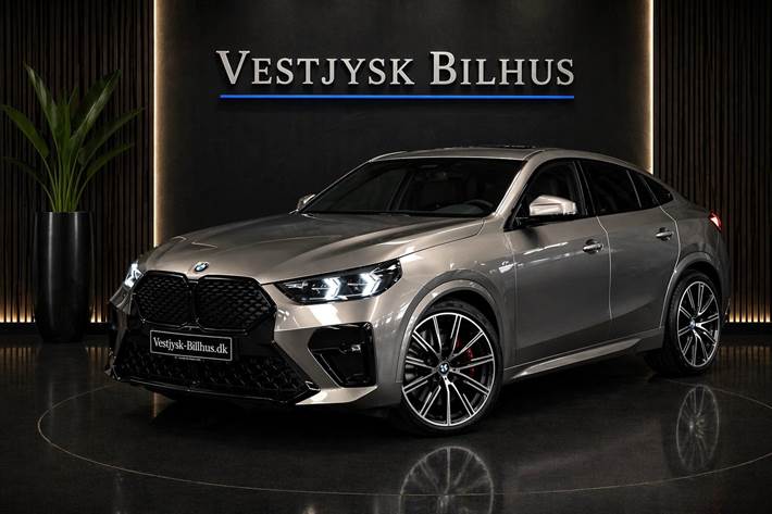 Rød BMW iX2 fra 2024 set udefra