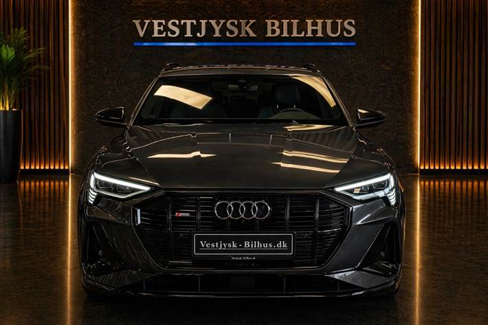 Grå Audi e-tron fra 2022