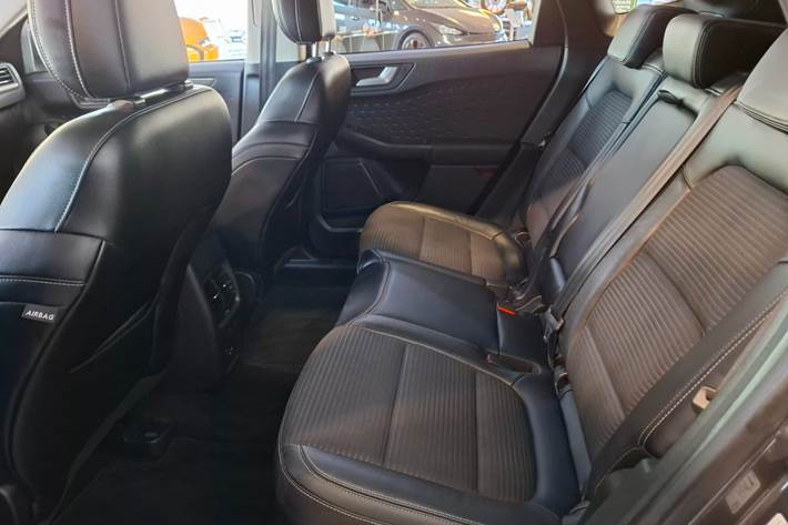 Grå Ford Kuga fra 2021