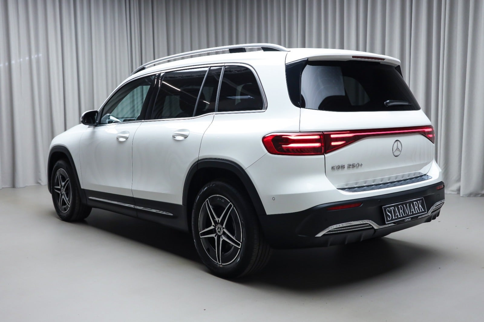 Hvid Mercedes EQB250+ fra 2026