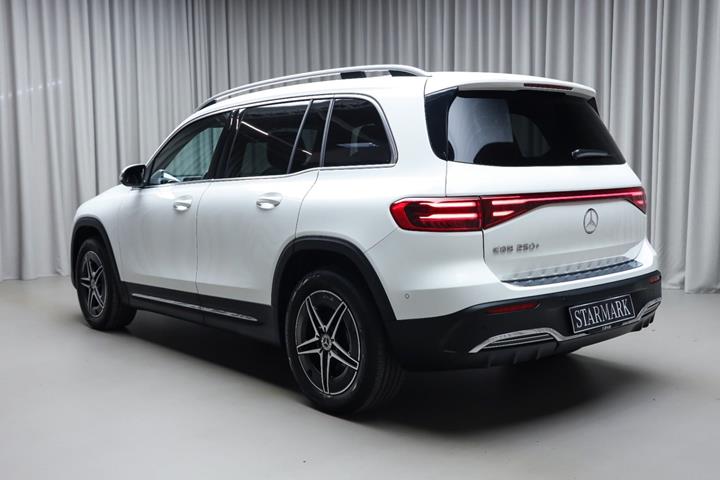 Hvid Mercedes EQB250+ fra 2026