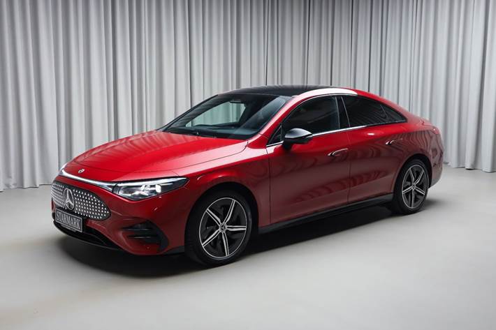 Rød Mercedes CLA250+ fra 2025