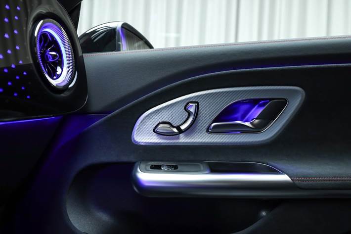 Rød Mercedes CLA250+ fra 2025