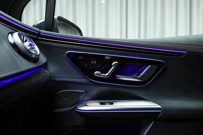 Grøn Mercedes EQE350 SUV fra 2025