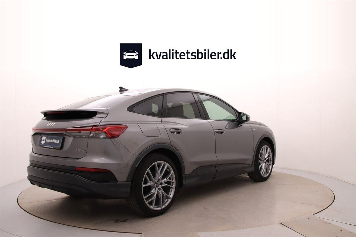 Grå Audi Q4 fra 2024