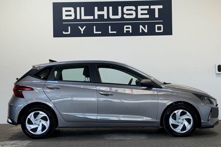 Grå Hyundai i20 fra 2022