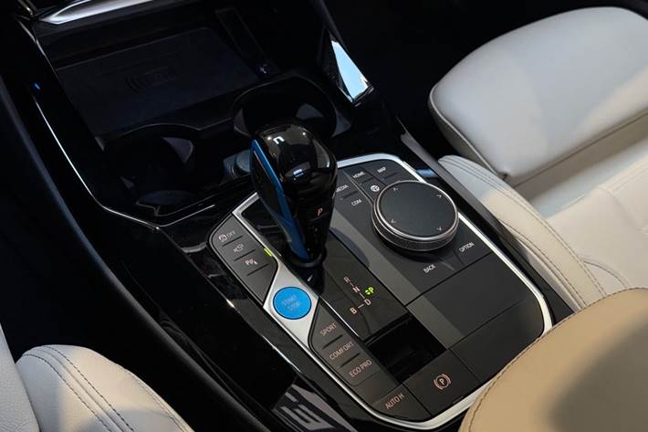 Blå BMW iX3 fra 2022