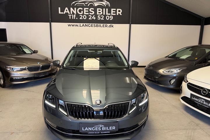 Grå Skoda Octavia fra 2020