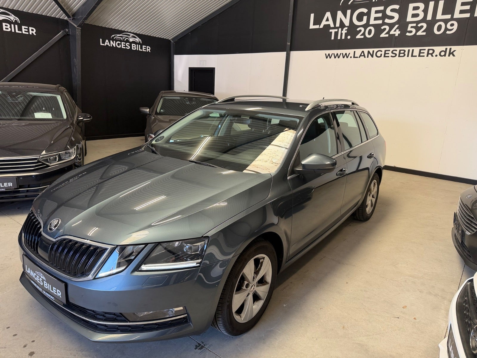 Grå Skoda Octavia fra 2020