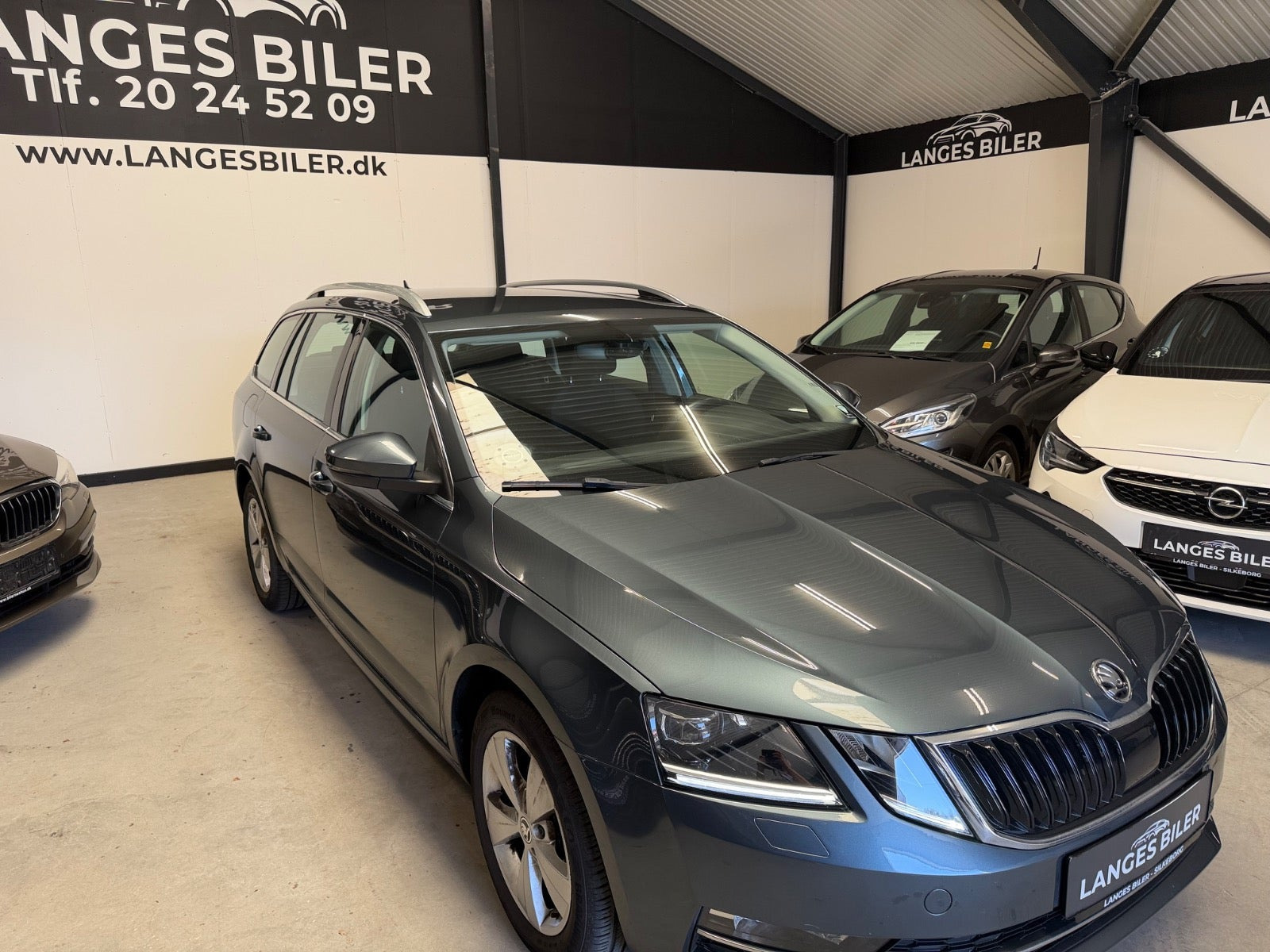 Grå Skoda Octavia fra 2020