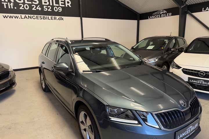 Grå Skoda Octavia fra 2020