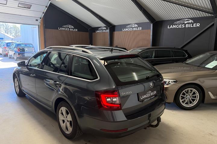 Grå Skoda Octavia fra 2020