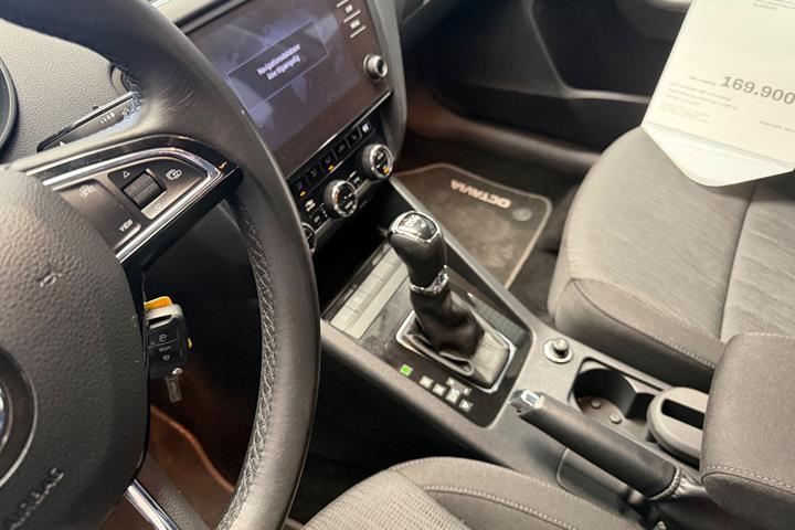 Grå Skoda Octavia fra 2020