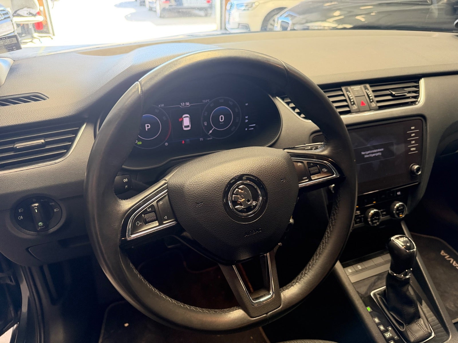 Grå Skoda Octavia fra 2020