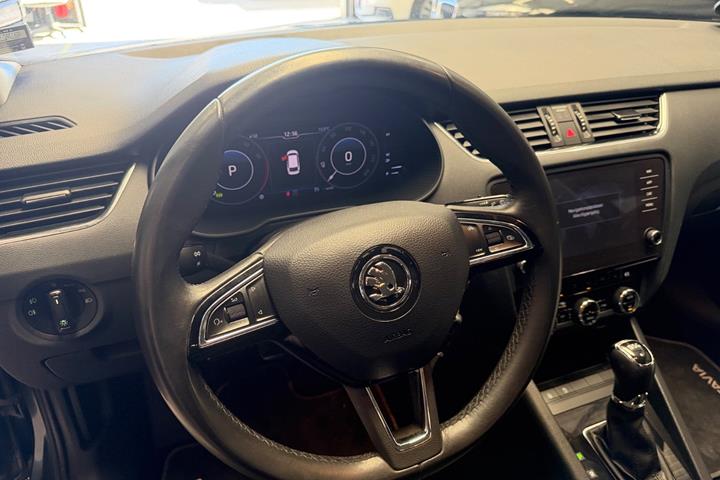 Grå Skoda Octavia fra 2020