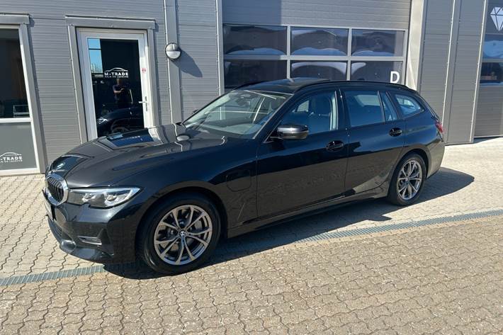 Sort BMW 330e fra 2021