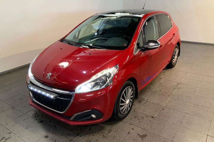 Rød Peugeot 208 fra 2018 set udefra