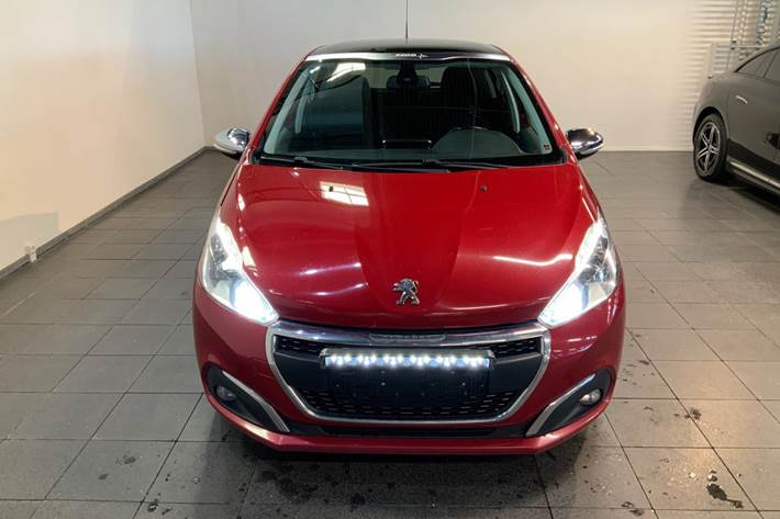 Rød Peugeot 208 fra 2018