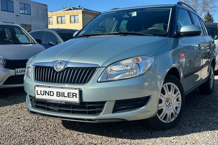 Grøn Skoda Fabia fra 2013 set udefra