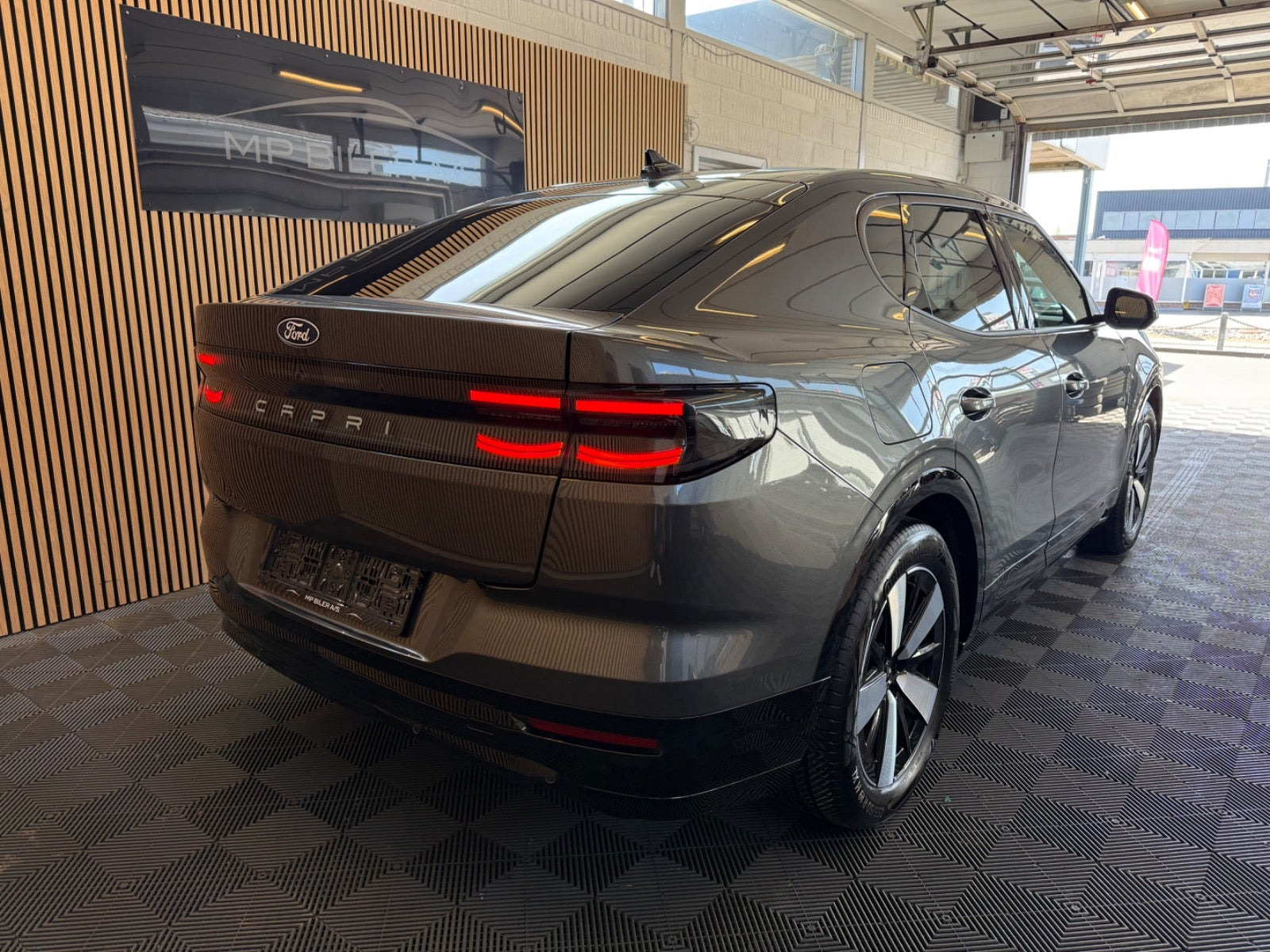Grå Ford Capri fra 2025