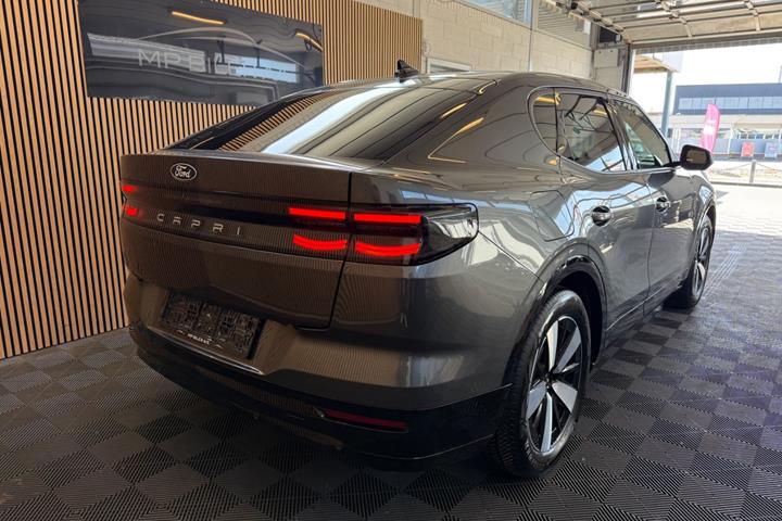 Grå Ford Capri fra 2025