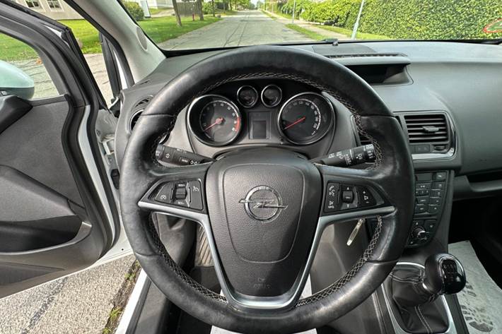 Hvid Opel Meriva fra 2017