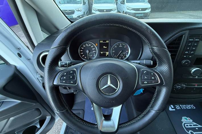 Hvid Mercedes Vito 114 fra 2022