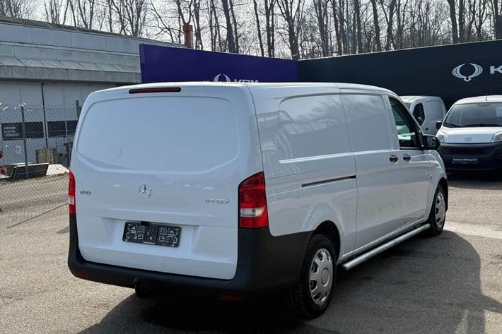 Hvid Mercedes Vito 114 fra 2023