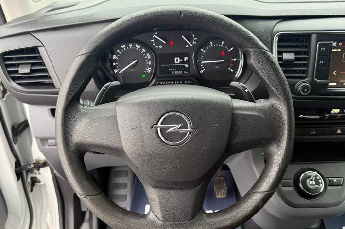 Hvid Opel Vivaro fra 2022