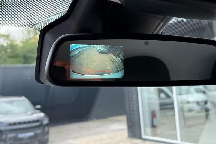 Hvid Renault Trafic fra 2022