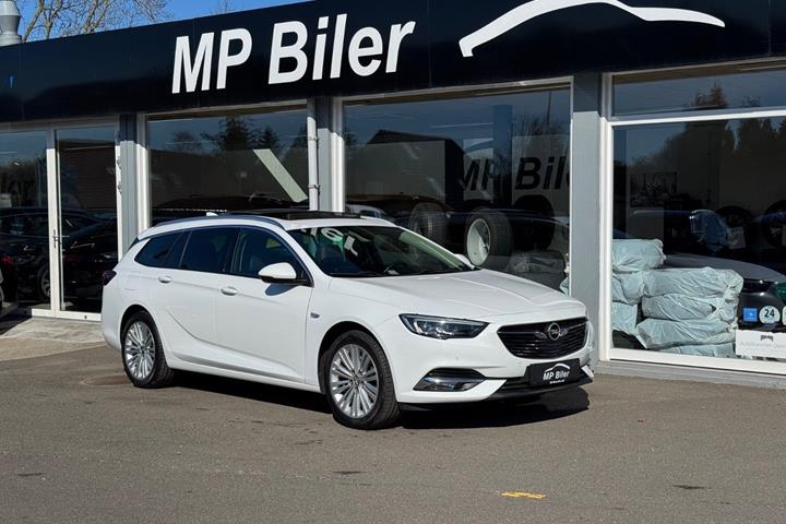 Hvid Opel Insignia fra 2019 set udefra