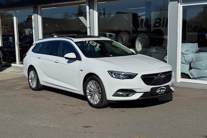 Hvid Opel Insignia fra 2019