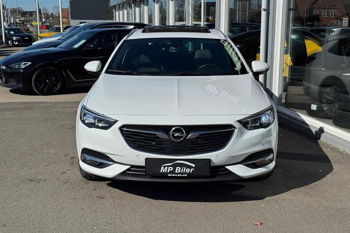 Hvid Opel Insignia fra 2019