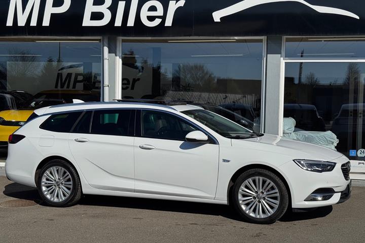 Hvid Opel Insignia fra 2019