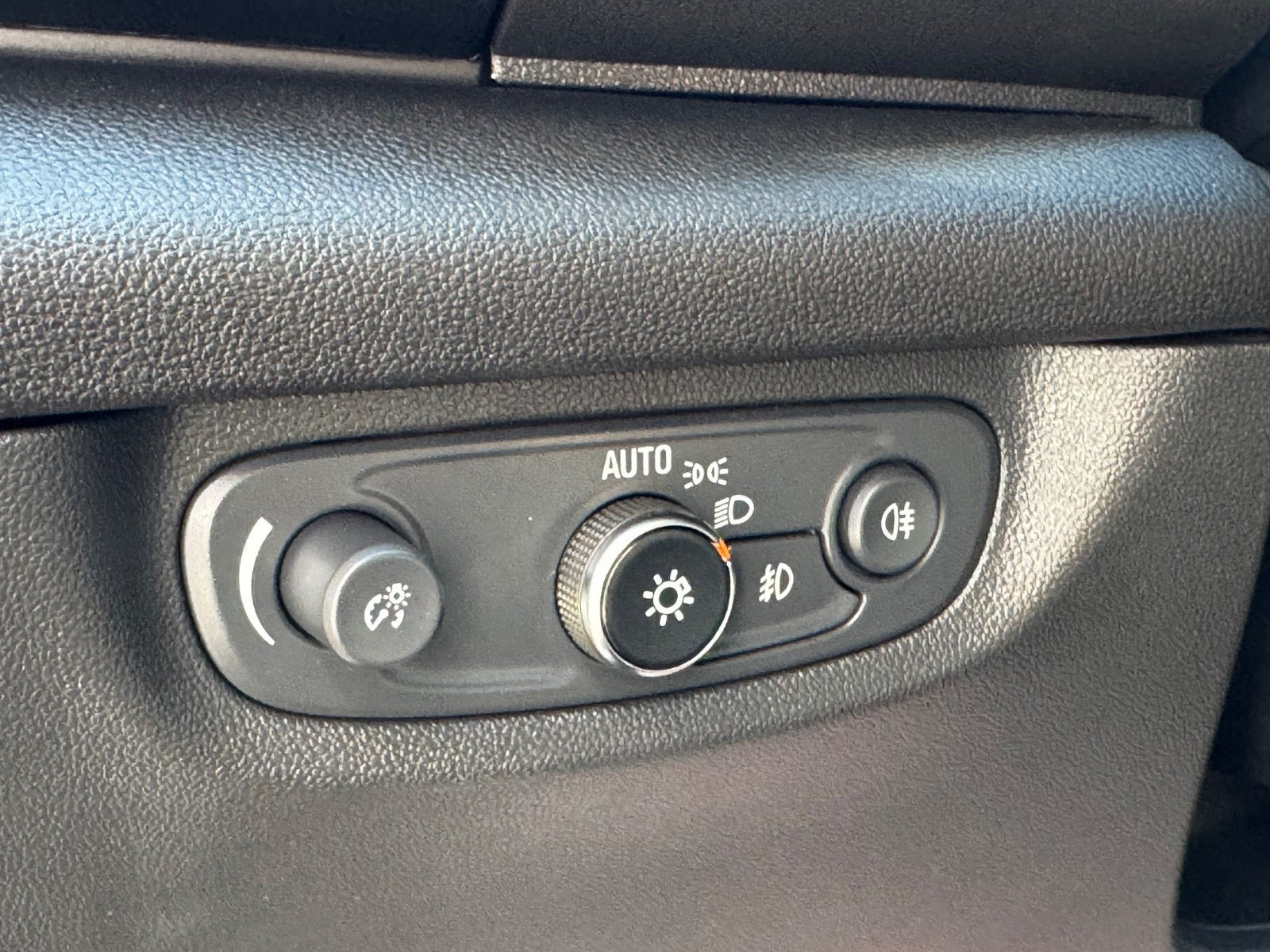 Hvid Opel Insignia fra 2019
