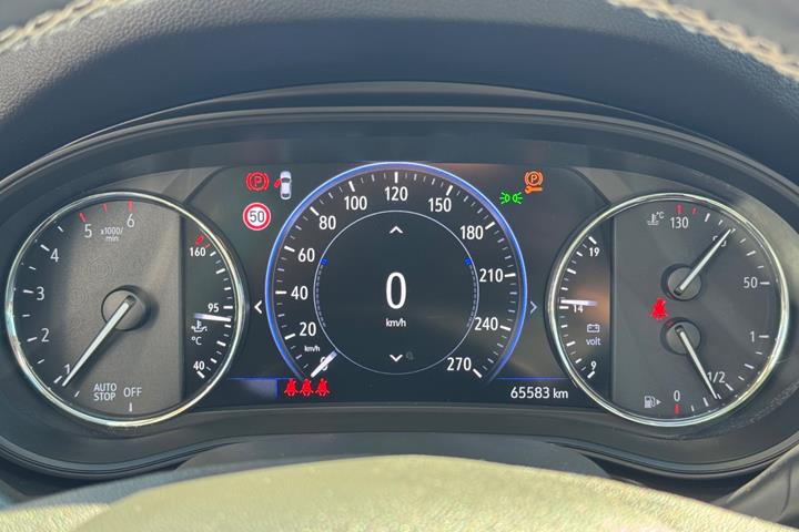 Hvid Opel Insignia fra 2019