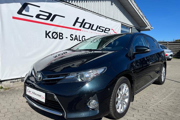 Blå Toyota Auris fra 2014 set udefra