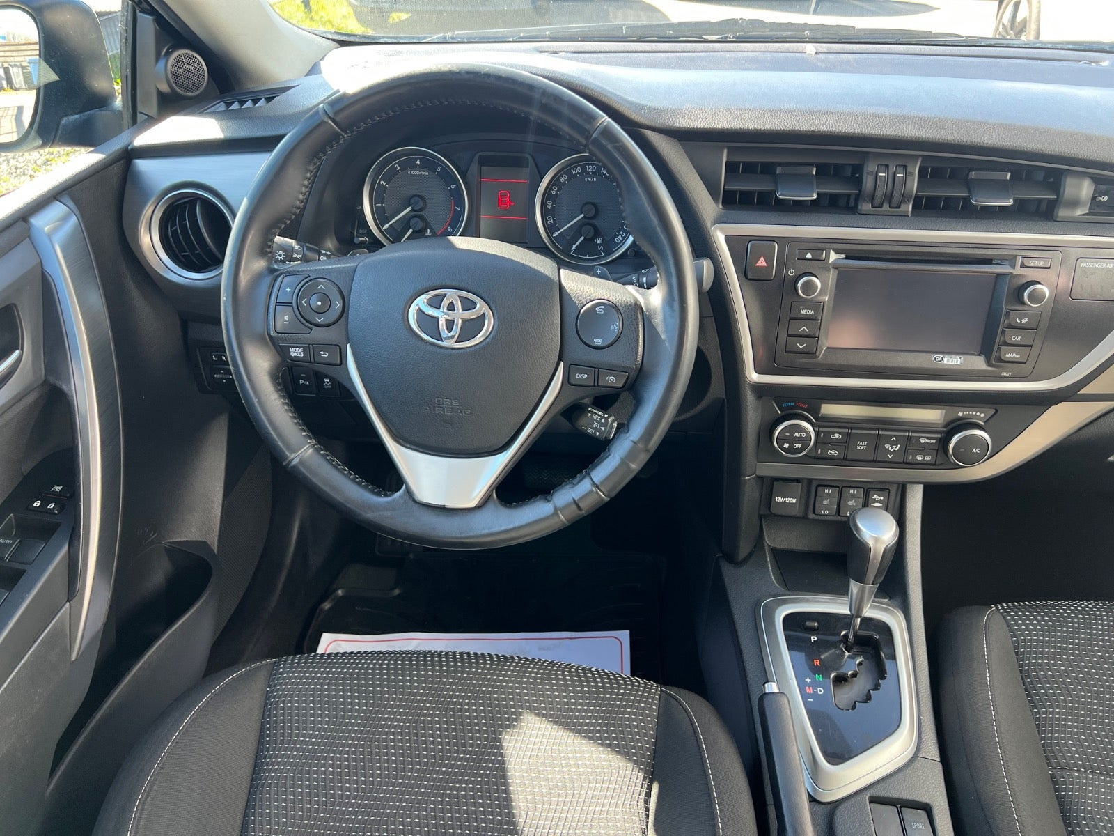 Blå Toyota Auris fra 2014