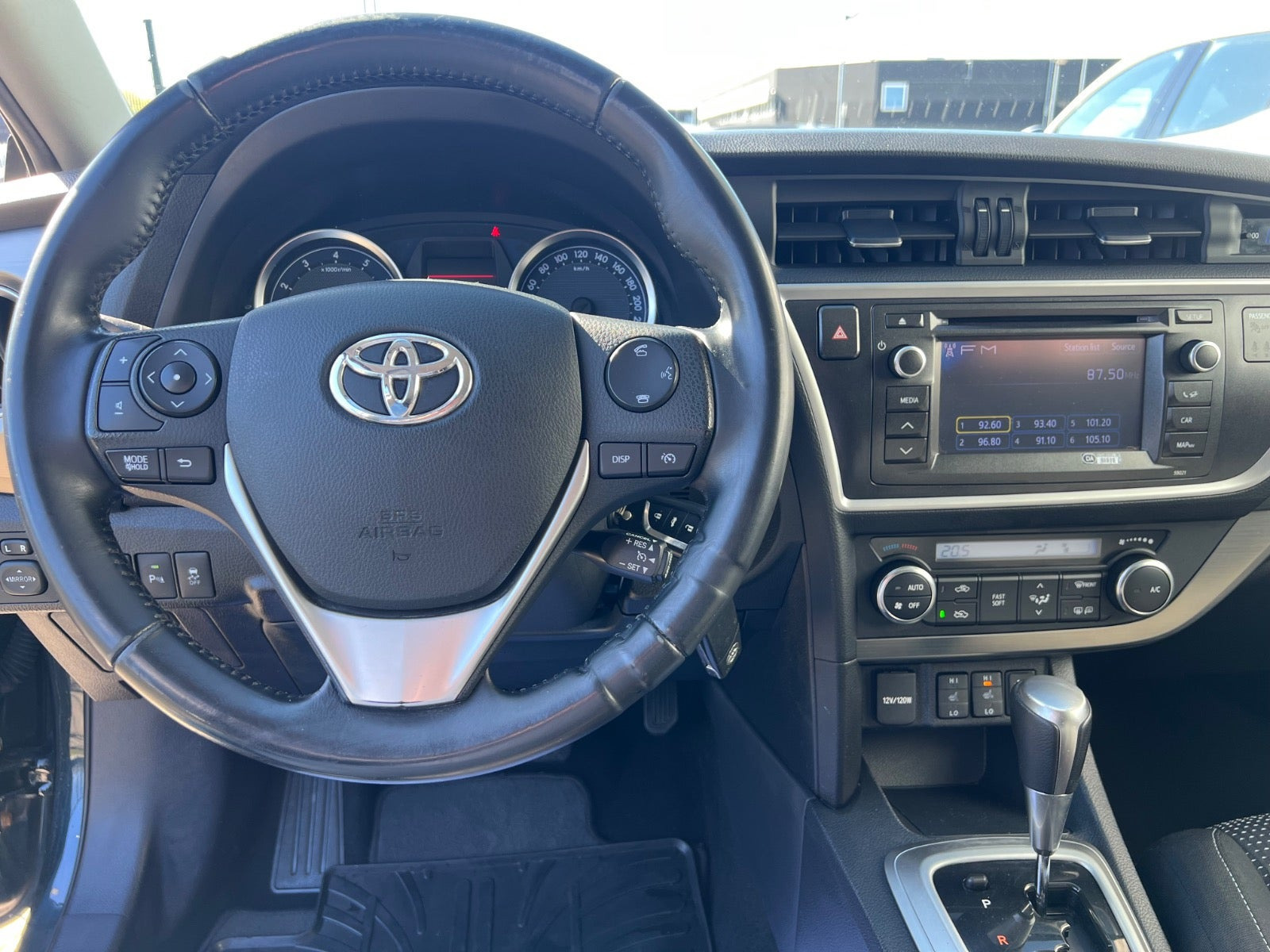 Blå Toyota Auris fra 2014